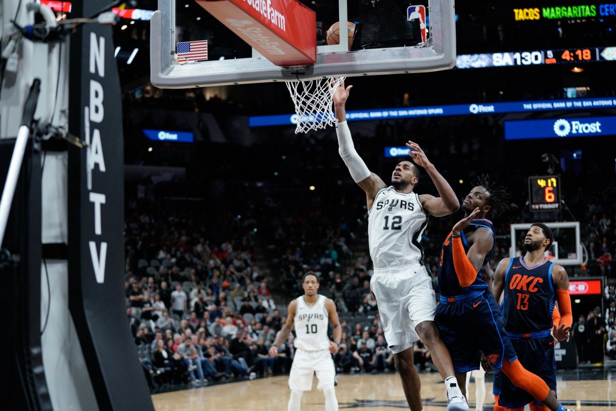 首节，雷霆一度反客为主，在威少的组织串联下，弗格森三分得手，亚当斯勾手也中，威少自己的攻筐和罚球也先后入网，客队打出10-2的高潮。但很快，阿尔德里奇在内线爆发，他连得8分为马刺止血。此后的比赛，马刺找到感觉，他们的运转球极为流畅，本节后段，主队的贝里内利和米尔斯连中4个三分球，分差被瞬间拉开。随着贝里内利造犯规两罚全中，单节打完，马刺33-23暂时领先。