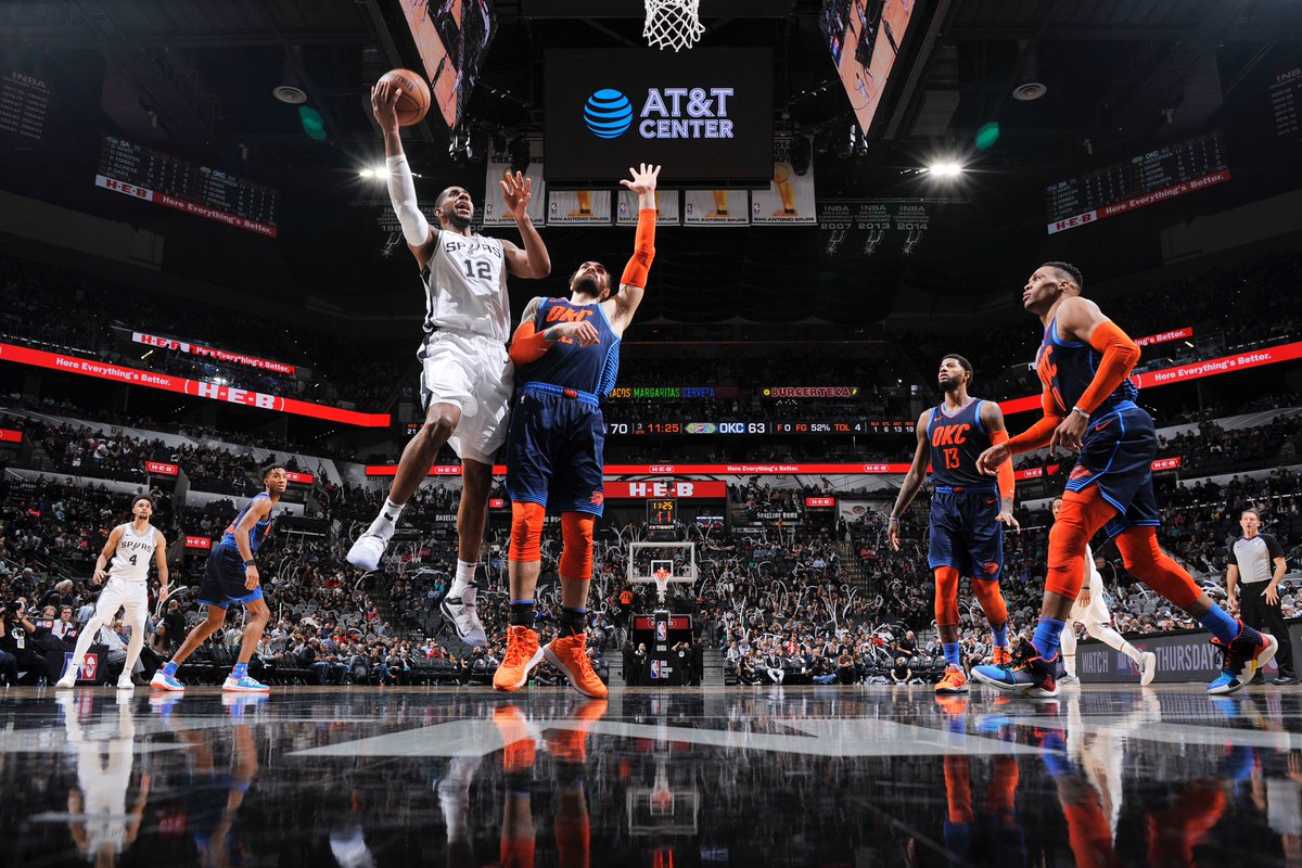 易边再战，马刺的神奇还在延续，他们再中4个三分球，前14次三分出手全部入网，创造了过去20年的NBA纪录。自此之后，马刺的进攻效率出现下降，雷霆则在威少带领下，一点点将比分缩近。主队外线哑火，只能指望阿尔德里奇的内线强攻续火，阿德也没有让人失望，三节结束前，他攻筐再中，个人已拿到30分。三节打完，马刺105-93继续领先。