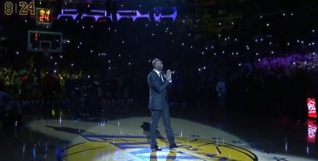 王者归来，科比出场观众高喊MVP，他还是这球馆主人，科比快哭了