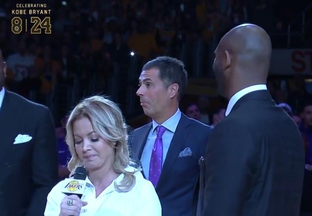 科比球衣退役现场，湖人女总裁飙泪！科比一点也没胖，熟悉的模样