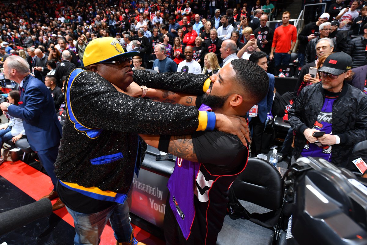 勇士这边，库里空砍34分5篮板5助攻、克莱-汤普森21分5篮板、德拉蒙德-格林10分10篮板10助攻、伊戈达拉6分6篮板7助攻、贝尔2分3篮板、卢尼9分3篮板、利文斯顿6分4篮板、库克6分，考辛斯复出，但仅仅入账3分2助攻。