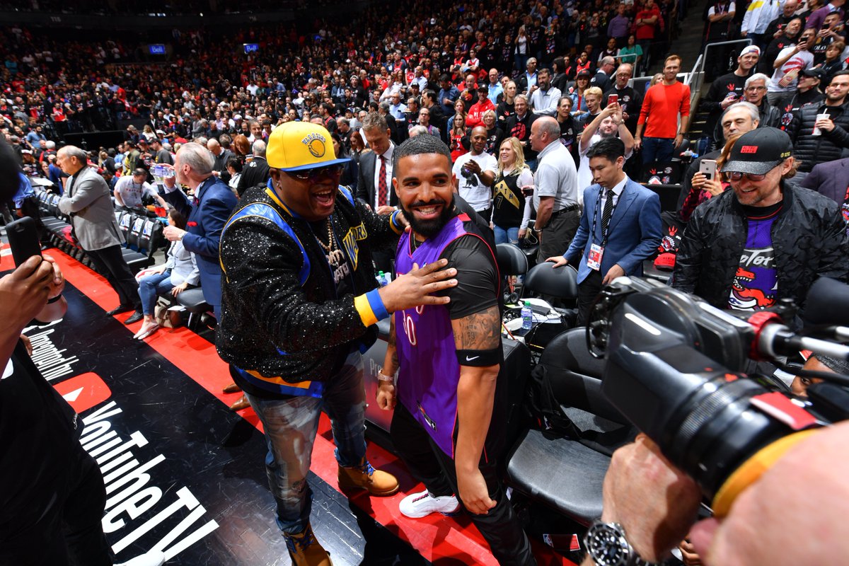 猛龙这边，除了西卡，伦纳德拿到23分8篮板5助攻、小加索尔20分7篮板、丹尼-格林11分2篮板、洛瑞7分6篮板9助攻、范弗利特15分2助攻、伊巴卡5分3篮板、麦考3分、鲍威尔2分。