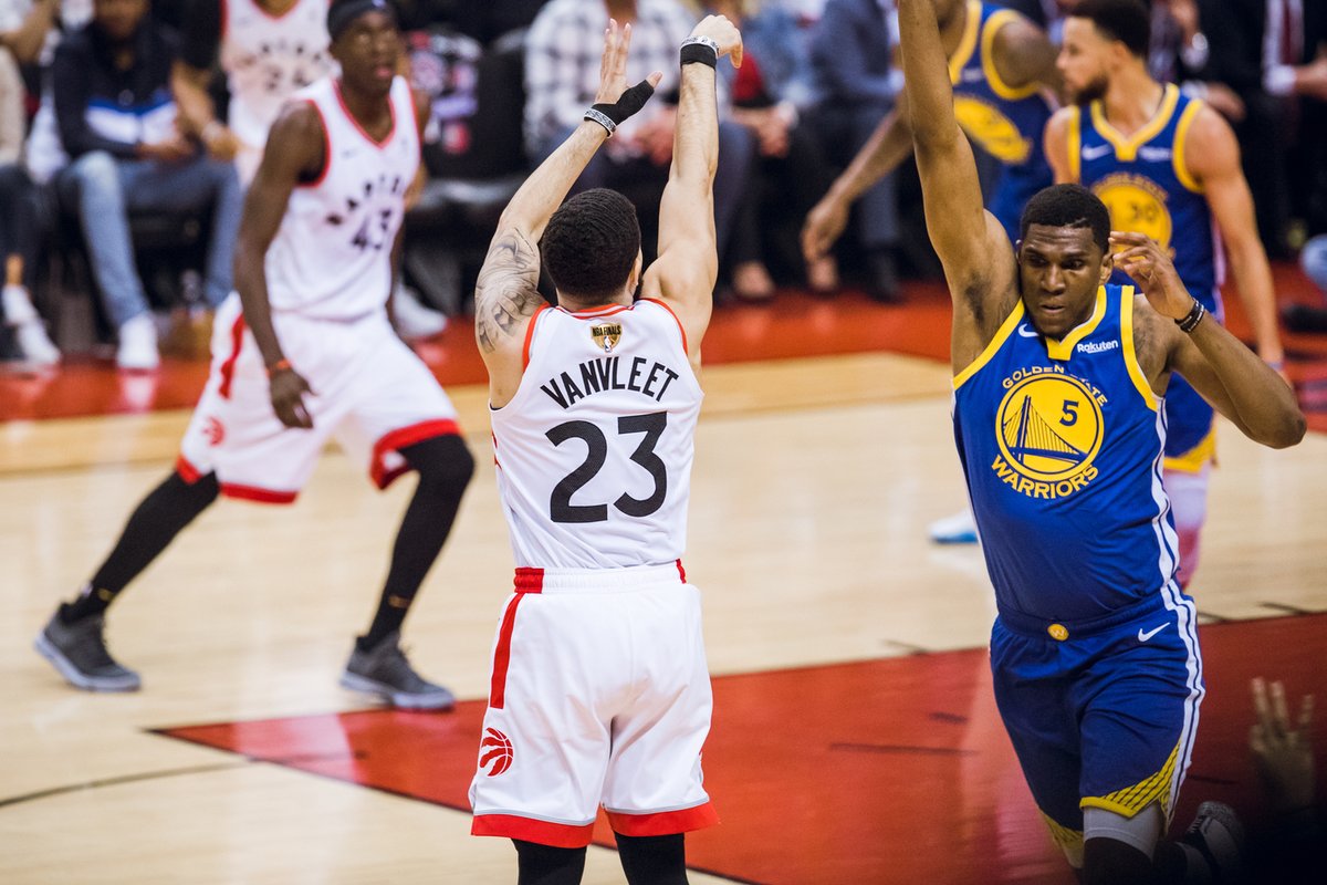 次节，优势仍被猛龙掌控，范弗利特延续东决的火热手感，他突破抛射+三分先后入网。但很快，勇士的杰里布克三分命中，库克两次上篮得手，客队还以颜色。本节后段，胶着的态势还在延续，勇士完全限制住小卡，却无奈小卡身边的小加和西亚卡姆继续发威，得分先后上双。更糟糕的是，库里和追梦还因为犯规数迅速累加，防守变得畏手畏脚。小加吃饼攻筐得手，又在外线冷静三分再中，半场打完，猛龙59-49领先。