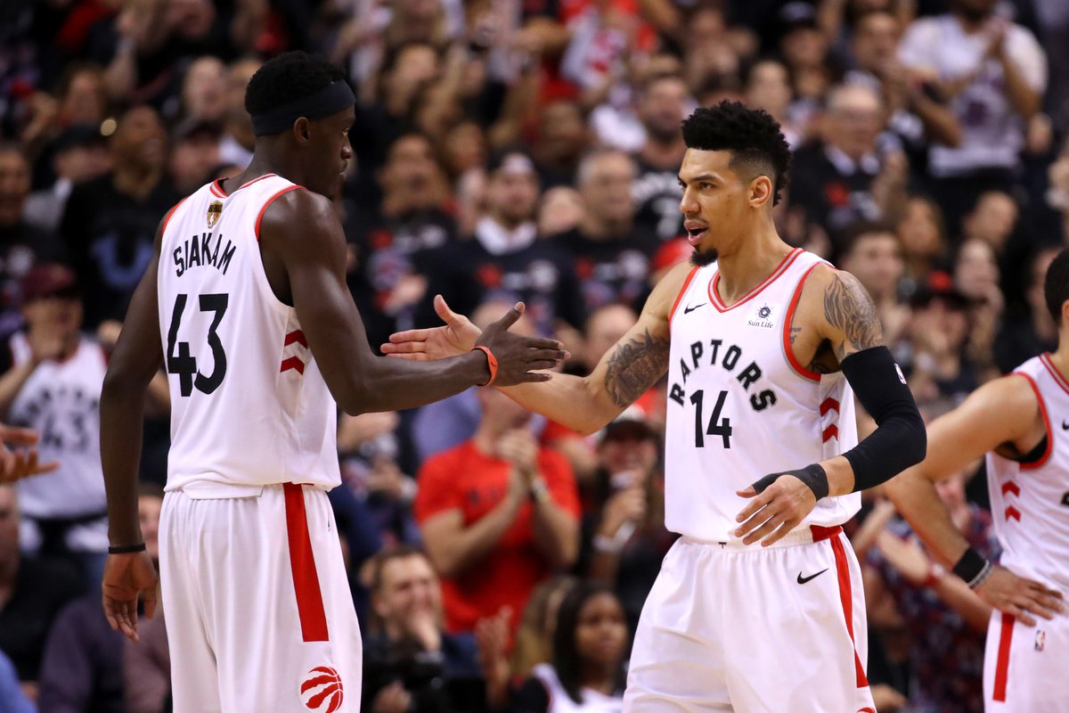 末节，西卡的强攻还在奏效，个人得分突破30，而丹尼-格林和小卡的三分球则继续帮助猛龙手握2位数优势。水花兄弟也火力全开，轮番上分，库里连续第6场季后赛得分30+，汤神跳投连中，得分也过了20。此后，双方展开罚球大战，小加索尔吃到6犯被罚出场，但猛龙牢牢守住胜势。全场打完，猛龙118-109击败勇士，拿到了队史第一场总决赛胜利，喜迎开门红。