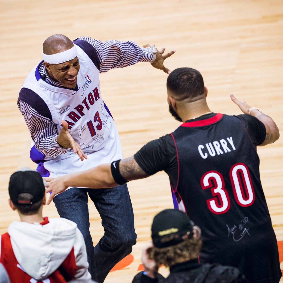 易边再战，西亚卡姆继续接管进攻，在半节时间里，他里突外投无法阻挡，一人拿到12分。但勇士这边，库里耐心拆解防守，一次突破抛射过后，个人得分突破20大关。汤神也找到投射灵感，外线三分连进两球。三节末段，麦金尼三分入网，卢尼补篮也进，分差一度回到4分。关键时刻，勇士旧将麦考站了出来，用三分球猛龙止血。三节打完，猛龙88-81继续领先。