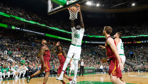 【NBA集锦】全场沸腾！绿军2米31中锋上演站扣 骑士直接放弃防守
