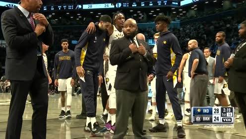 【NBA集锦】但愿没有大碍 特纳遭坦普尔无意膝撞崴脚被搀扶出场