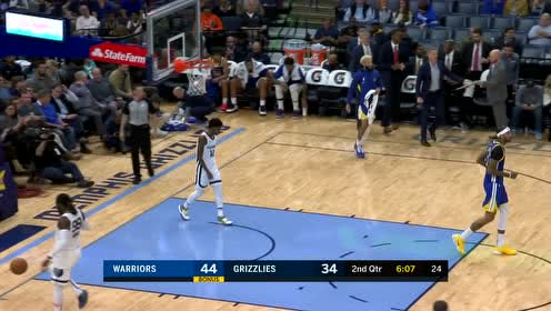 【NBA集锦】大块头身手矫健 考利斯坦抢断快攻单臂劈扣