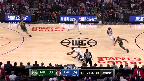 【NBA集锦】米德尔顿脚下拌蒜非受迫摔倒 路威反击三分实力扳平