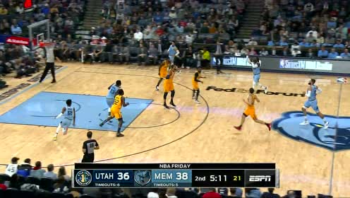 【NBA集锦】拍屁股以示鼓励？克劳德空接秒传莫兰特平筐暴扣