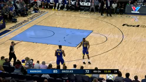 【NBA录像回放】勇士vs灰熊第4节 瓦蓝转身强打勾手2+1