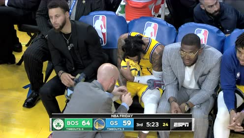 【NBA集锦】伤病再度来袭 拉塞尔疑似手指受伤返回更衣室