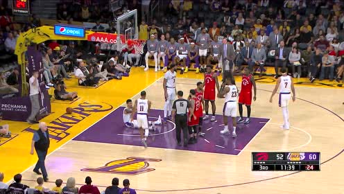 【NBA集锦】鲍威尔巧突内线造加罚 沃格尔不忿挑战无改判