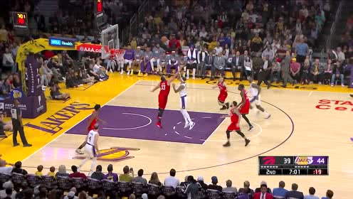 【NBA集锦】詹姆斯半场这就快三双了？年迈老汉突然窜出轻巧补进两分