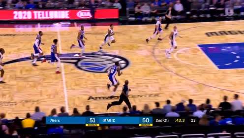 【NBA集锦】西蒙斯超高速运动到篮下 拔地而起飞身暴扣势大力沉