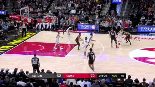 【NBA集锦】用速度强吃大个子 范弗里特直捣黄龙反手上篮命中