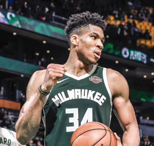 首节快船状态糟糕连续失误开局，雄鹿凭借着布莱德索开局三记三分迅速确立领先优势，快船后半节及时复苏迎头赶上并在最后时刻反超比分。不过第二节雄鹿没有给快船机会，他们单节飙进8记三分，期间一波16-2的攻势一举确立起两位数的领先，希尔这一节一人贡献4记三分砍下14分，雄鹿带着11分的领先进入下半场。