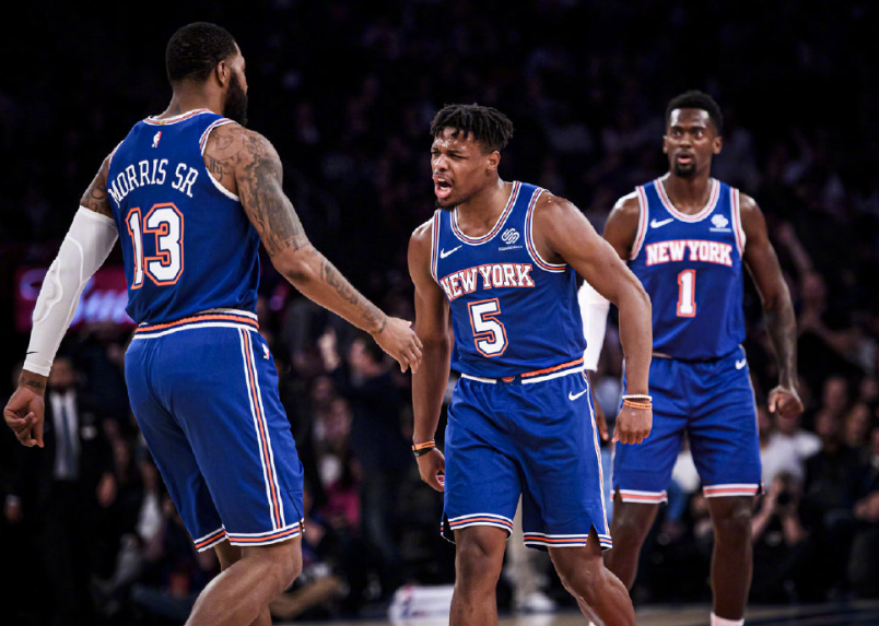 末节双方手感下滑谁都难以占得便宜，莫里斯在最后时刻投进致命三分成为决定胜负的关键球，独行侠没能做出回应。最终，尼克斯106-103力克独行侠拿下比赛。