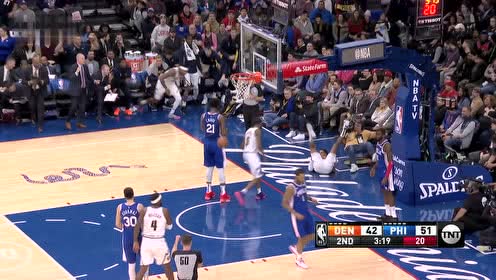 【NBA集锦】一溜小跑无惧犯规 哈里斯舞步上篮失去平衡打进