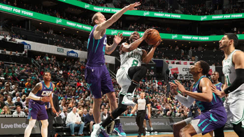 【NBA集锦】面对旧主不留情！沃克突然起速1V3高难度失衡上篮打进