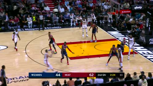 【NBA集锦】真是又稳又狠 巴特勒突破中距离打进