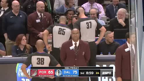 【NBA集锦】东契奇突破打到白边脸部被判一级恶意 主动拉起后者致以歉意