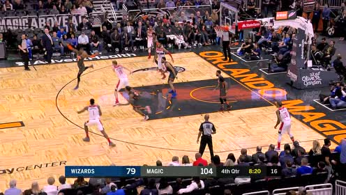 【NBA集锦】攻防一体！富尔茨抢断反击背后运球强硬上篮一气呵成