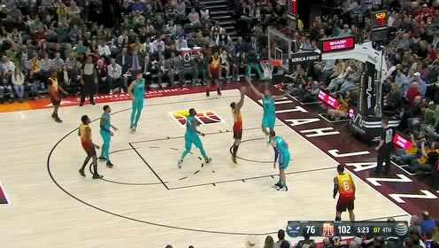 【NBA集锦】米切尔看了也激动 克拉克森滑翔劈扣全场沸腾