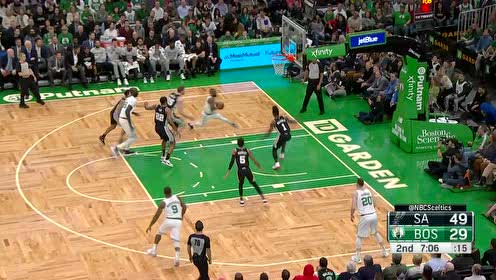 【NBA集锦】灵活如游鱼 沃克脚踩莲花躲避双人封盖轻松反篮打停马刺