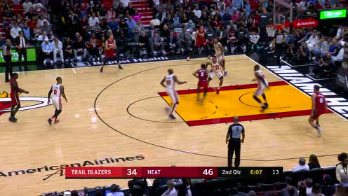 【NBA集锦】肉眼可见的身体素质 德里克琼斯三秒区干拔战斧扣篮引爆全场