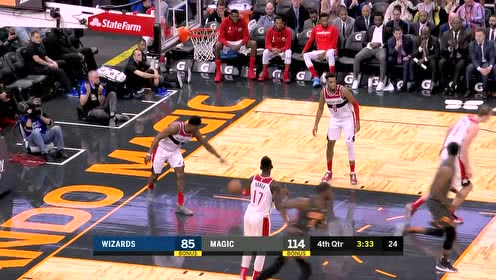 【NBA集锦】马杰特以球领人送妙传 班巴一飞冲天空接暴扣