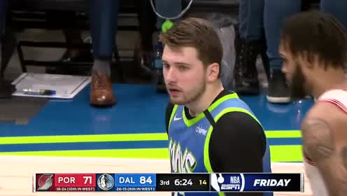 【NBA录像回放】开拓者vs独行侠第3节 贝兹莫尔神仙压哨三分