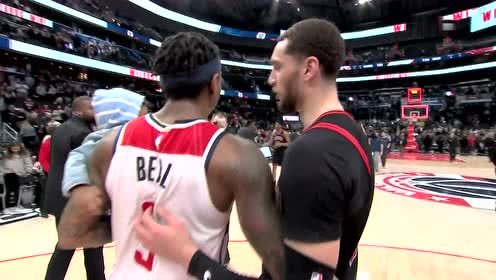 【NBA集锦】太暖心！比尔赛后直奔宝宝将其抱起与拉文相拥对话