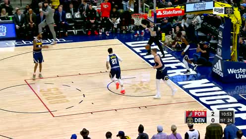 【NBA集锦】白边中路漫步劈山伐木 随后惨遭哈里斯隔扣沦为背景板