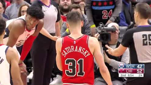 【NBA集锦】隔扣周琦之人再送绝活 萨托兰斯基空切篮下勉扣贝尔坦斯2+1