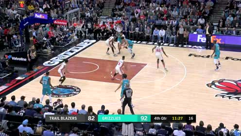 【NBA集锦】夹缝中求生存 克拉克内线闪过三人包夹双手重扣