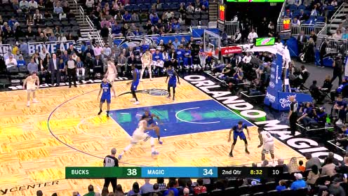 【NBA集锦】单挑克拉克轻轻松松 字母哥一步过对手双手滑翔暴扣虐筐