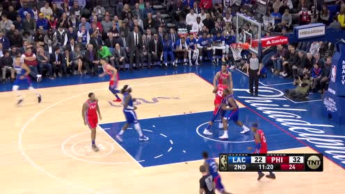 【NBA集锦】溜得防守团团转 莱昂纳德带球突进直杀篮下勾手打进