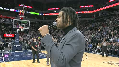 【NBA集锦】拉塞尔交易后首次现身森林狼主场：能够感受到森林狼粉丝的爱