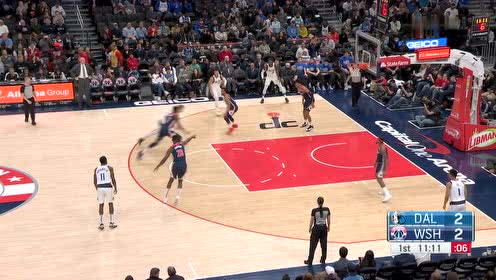 【NBA集锦】野兽出没请注意 波神长驱直入滑翔暴扣