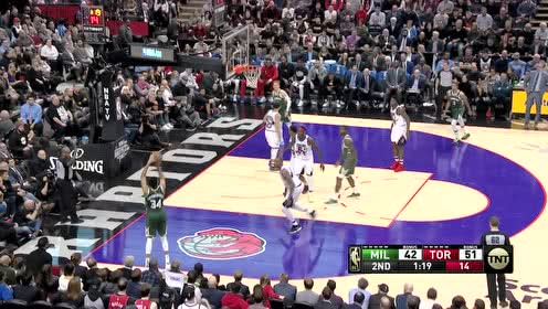 【NBA集锦】场边观战的小加不禁陷入沉思 字母哥手起刀落底角三分命中