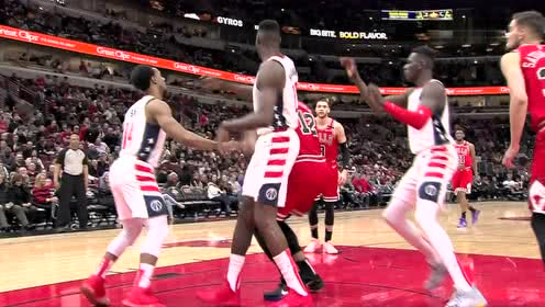 【NBA集锦】你们几个一起上吧 加福德乱军从中无视犯规打成2+1