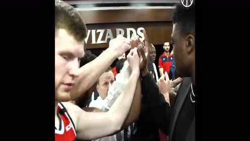 【NBA集锦】英雄归来！比尔赛后更衣室遭队友疯狂浇水庆祝