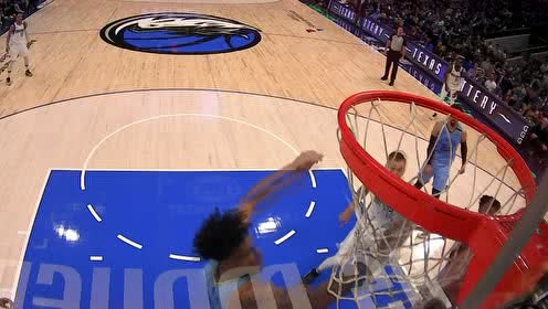 【NBA集锦】连队友都不放过！波尔津吉斯高高跃起隔着队友补扣