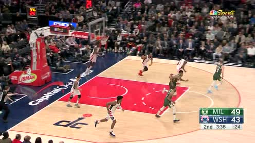 【NBA集锦】怒火中烧 字母哥飞身补扣将篮架拽的左摇右晃