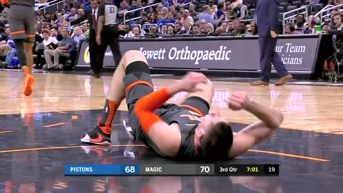 【NBA集锦】暗箭难防！梅克弯腰求生不料顶飞武切维奇上篮得手