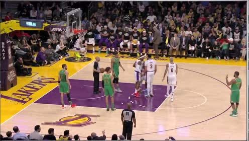 【NBA集锦】35岁的老汉就是注意养生 詹姆斯替补席保温杯很抢眼