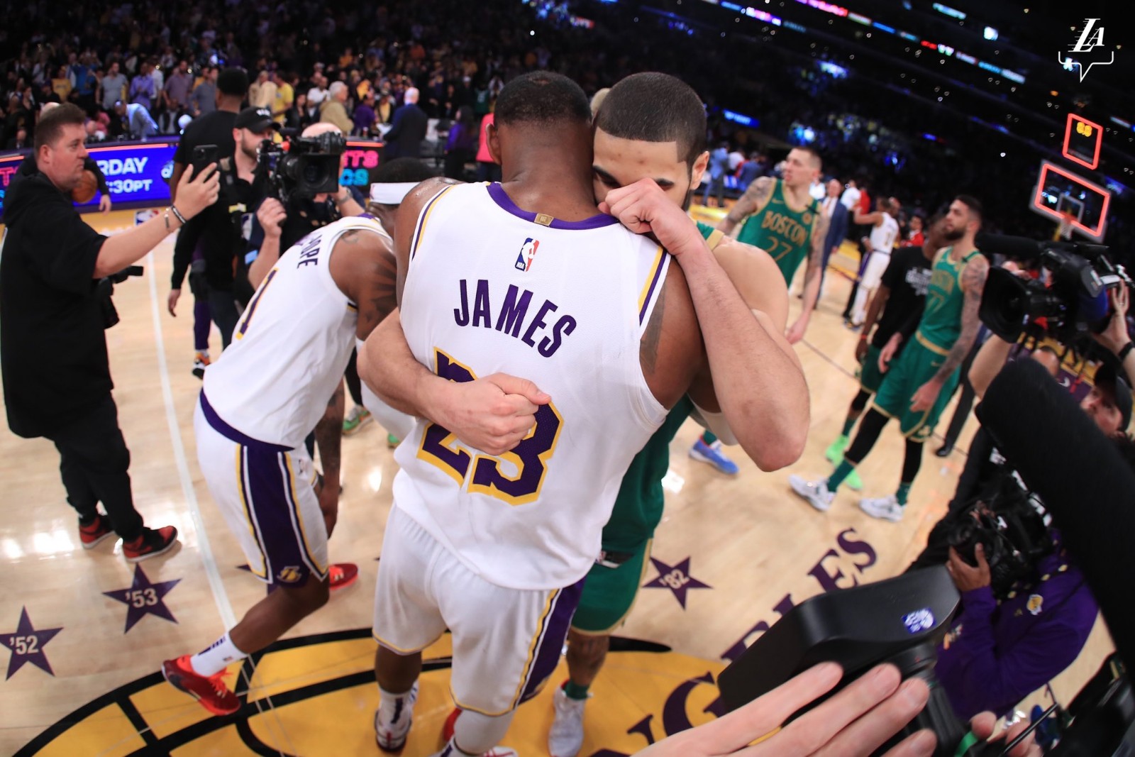 最终湖人在主场险胜凯尔特人，迎来五连胜。