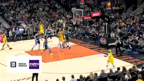 【NBA集锦】比比谁飞得更高！特纳飞身上篮不料波特迎面血帽强行制止