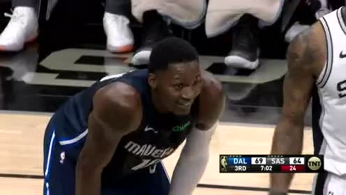 【NBA录像回放】独行侠vs马刺第3节 福布斯强行3+1打成